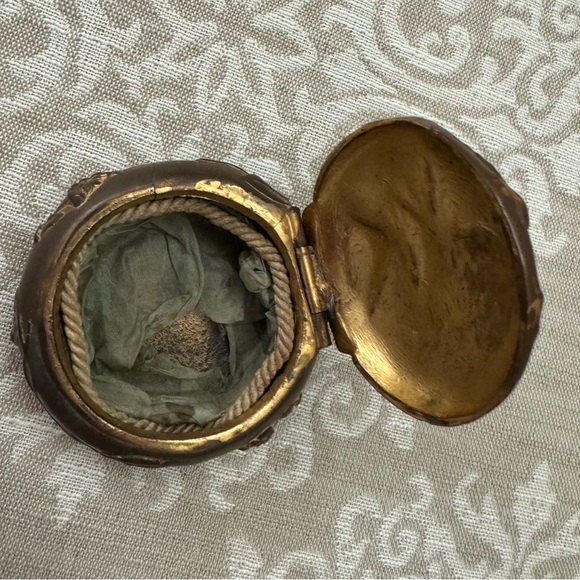 Antique Rogers Art Nouveau Butterfly Design Gilded
Bronze Hinged Trinket Box 858 - Picture 2 of 12